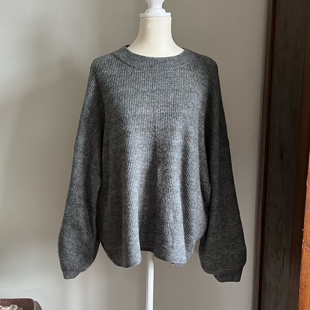 Gap grey crew neck sweater with balloon sleeves.  Size XXL